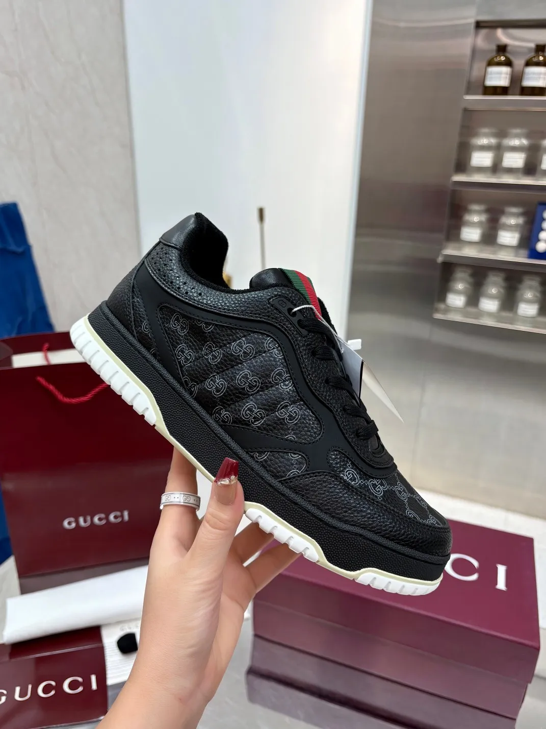Men's Men's Shoes 💰660 Gucci Gucci's latest hot-selling series of high and low-top distressed couple sneakers are shipped. Original purchase, development and production. This high-low top sneaker adopts a basketball-style silhouette design, cleverly integrated with hollow panels and distressed effects, showing its unique ingenuity. The ingenuity incorporates brand logo details such as interlocking Double G styling accessories and Gucci lettering, a low-key tribute to the brand's design heritage.  ▪️ Fabric: Original customized imported first-layer cowhide ▪️ Lining: Sweat-absorbent and deodorant towel lining ▪️ Sole: Original molded TPU sole ▪️ Sole thickness: 3cm ▪️ Size: Male 39-46 (46 customized)